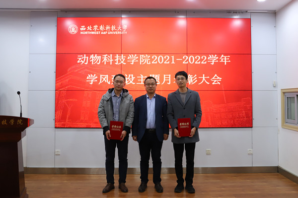 5b3a0c9a3ecc492fa6320820d8e4fbd5.jpg 老师颁奖_副本.jpg