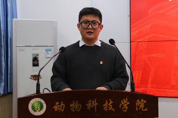 5d51804f36f346b9bf23c89c3beee46e.jpg 李翔宇宣读_副本.jpg